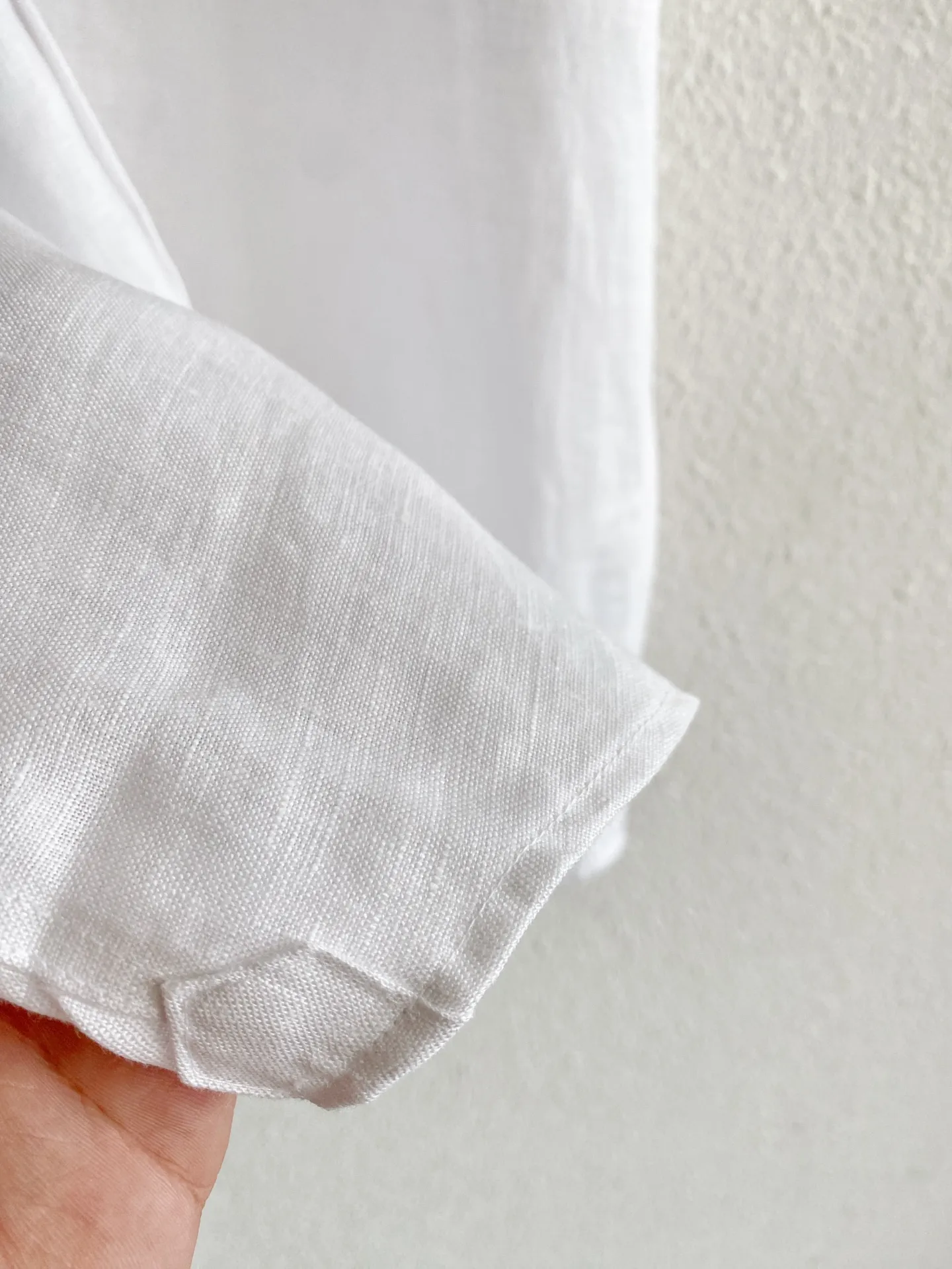 Loro Piana Pure Linen Short-Sleeved Quiet Luxury Shirt Fabric: Selected high-quality natural linen fabric, refined and softened before treatment, weakening the raw and itchy touch of native linen, making the upper body skin-friendly and comfortable. The fabric has a natural and fine fiber texture, showing a high-grade matte matte look and feel without a dazzling glossy effect. The flax fiber Breathable has sufficient pores, and the short-sleeved version is suitable for hot weather. It conducts heat quickly and can quickly discharge sweat during daily travel, making it less likely to get sticky on the back. The fine wrinkles formed in the fabric every day give it a casual atmosphere. The light colors have been processed through a color-fixing process, so they will not turn yellow or old easily after repeated washing. Version and details: The version adopts a slightly loose front-shoulder cut that is suitable for summer. The shoulder line is neatly processed and is better tolerant to body shapes with slippery shoulders, unbalanced shoulder width, and fat on the upper abdomen. The short-sleeved sleeves are cut to a moderate length and will not get stuck on the forearms and cause a sense of cramping. The classic pointed collar has a built-in invisible styling layer. Even after frequent cleaning in summer, the collar remains crisp. Buttoned up, it is suitable for light business scenes. Unbutton the top button to switch to a casual style. The placket is neatly routed and concealed, the button style is simple and low-key, and there is no exposed brand logo; the hem is arc-cut, which can be tucked into trousers to create a neat commuting look, or worn outside for relaxed everyday use, and the details are exquisitely crafted. Color selection: Pure White: clean and translucent in appearance, full of visual freshness in summer, suitable for trousers and shorts of various colors, highly suitable for workplace commuting and formal gatherings, and outstanding layering when paired with dark bottoms; Native linen Beige: retains the original natural tone of linen, with warm and soft tones, and stronger stain resistance. It is suitable for daily commuting and holiday travel. The style is lazy and retro, and has a higher fault tolerance rate for daily wear. Sizes:M-4XL